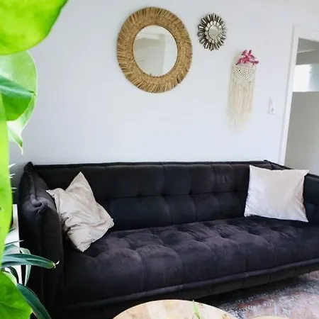 Tiny House Aan Zee بيت للعطل