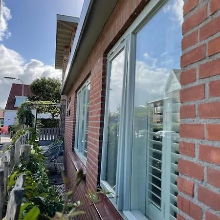 Tiny House Aan Zee بيت للعطل
