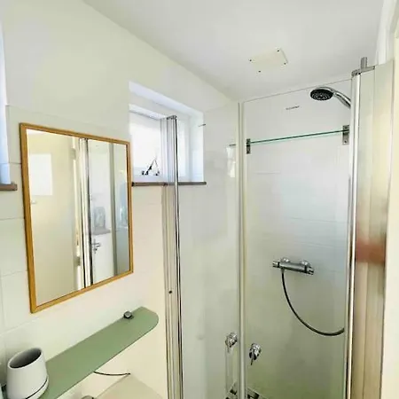 Tiny House Aan Zee بيت للعطل